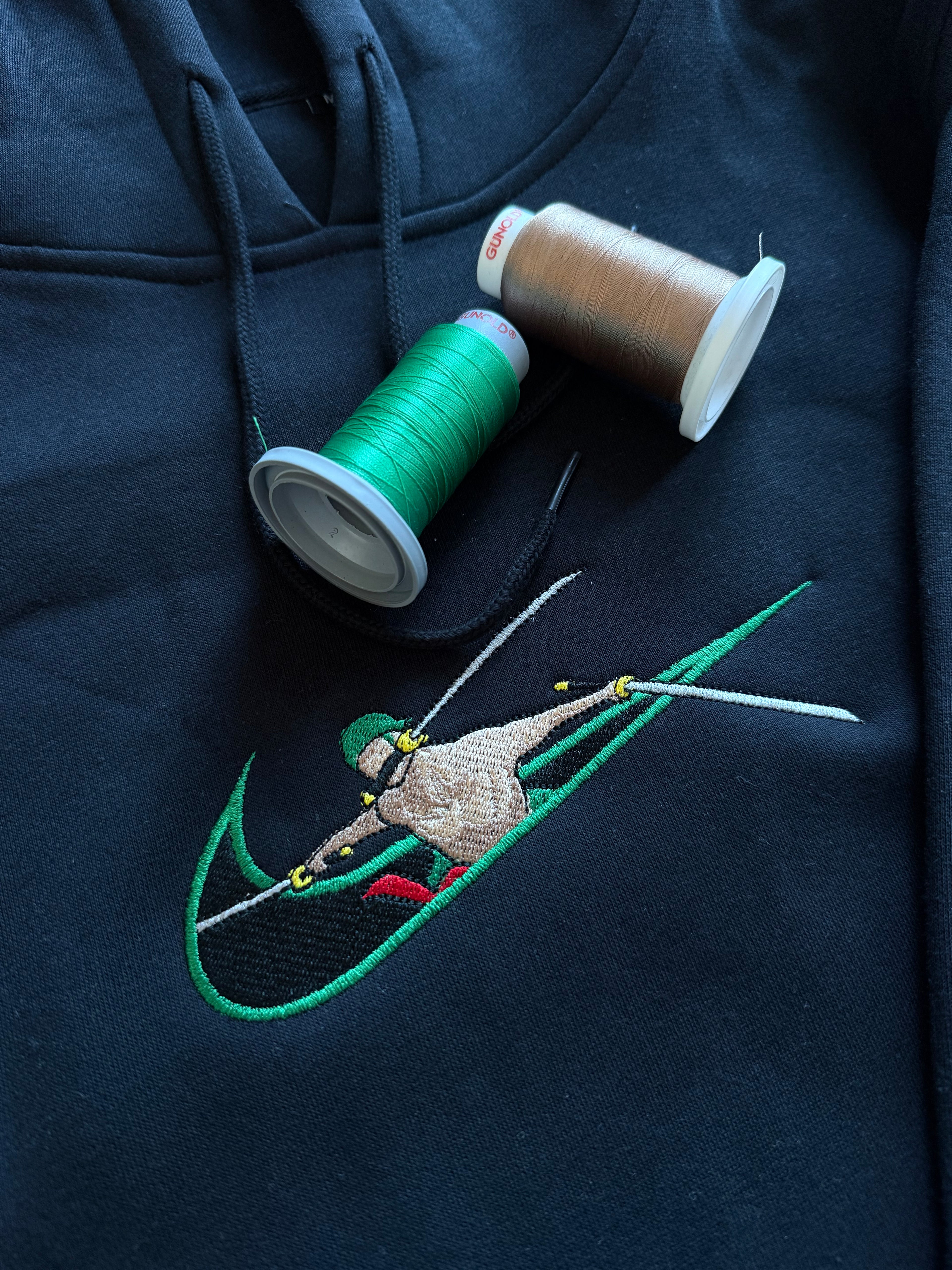 Zoro 3 sabres Nike Custom 52 | One Piece | Hoodie Brodé